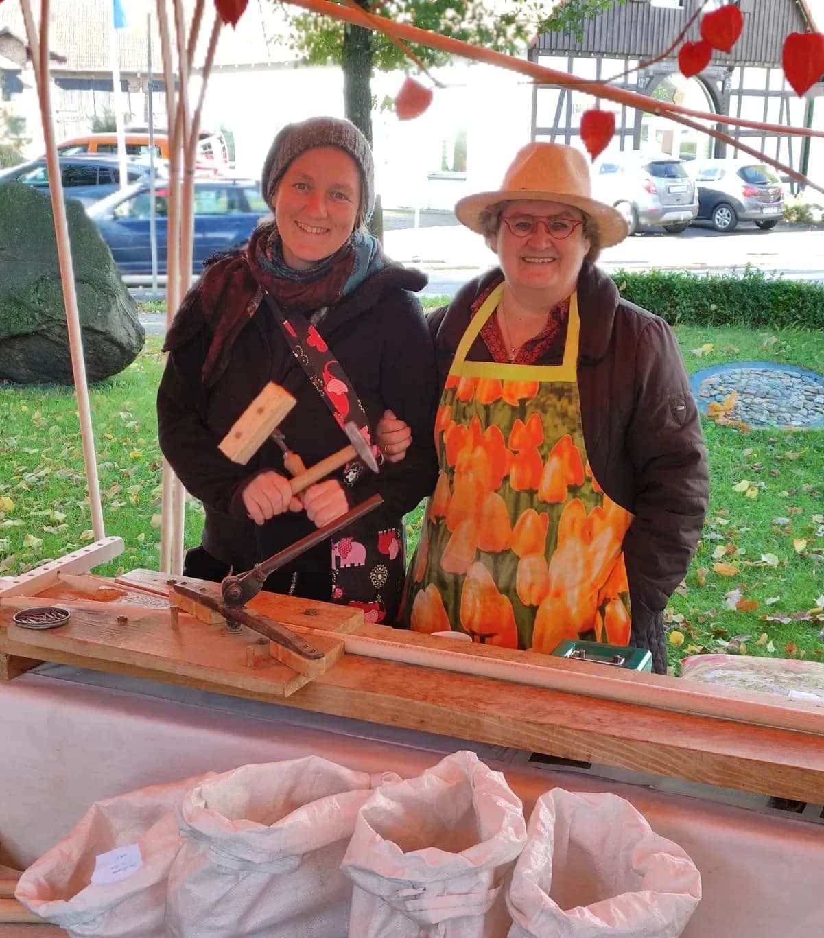 Ela und Bernhild am Vereinsstand